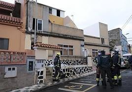 Imagen de los efectivos de bomberos y Guardia Civil en el incendio de Arucas.