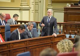 El presidente canario, Fernando Clavijo, en la sesión del pleno del Parlamento celebrada este martes.