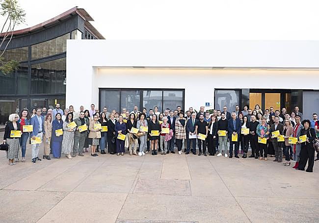 Foto de familia de dirigentes del Cabildo con dueños de establecimientos comerciales.
