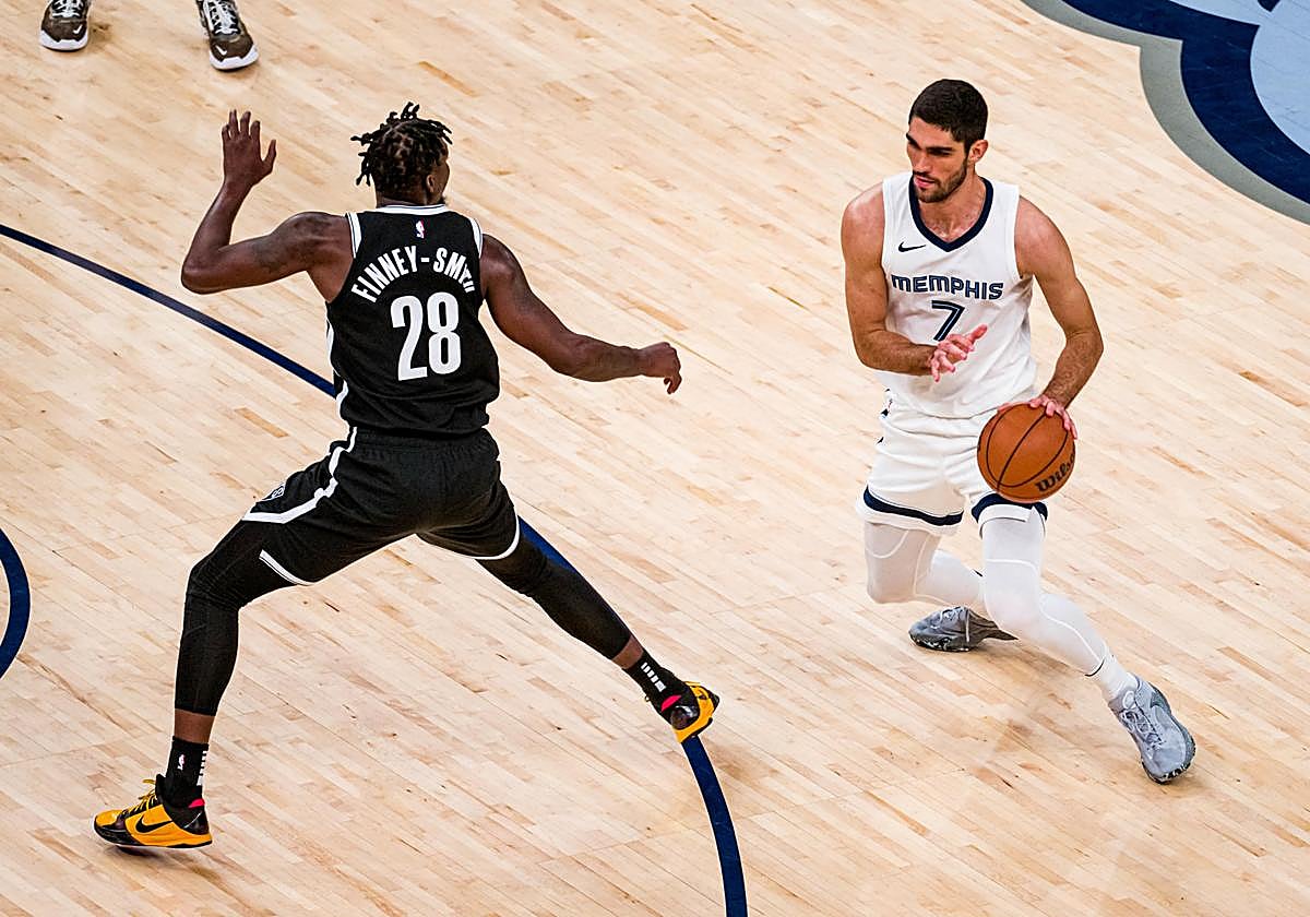 Santi Aldama, en un lance del último encuentro de sus Memphis Grizzlies frente a los Brooklyn Nets.