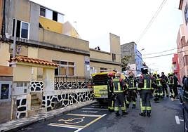 Efectivos de bomberos tras intervenir en el incendio de la vivienda en Arucas.