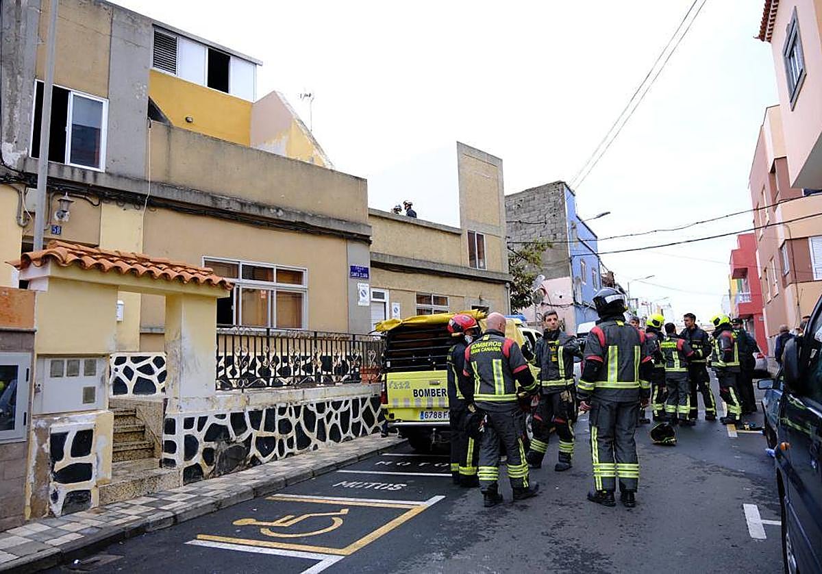 Efectivos de bomberos tras intervenir en el incendio de la vivienda en Arucas.