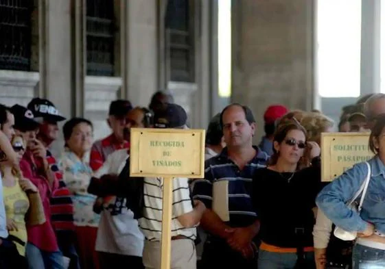 Cientos de personas hacían cola en 2009, tras entrar en vigor la 'ley de nietos' en el Consulado General español en La Habana,