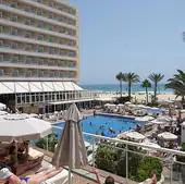 Piscinas del hotel Oliva Beach, con las Grandes Playas de Corralejo al fondo.