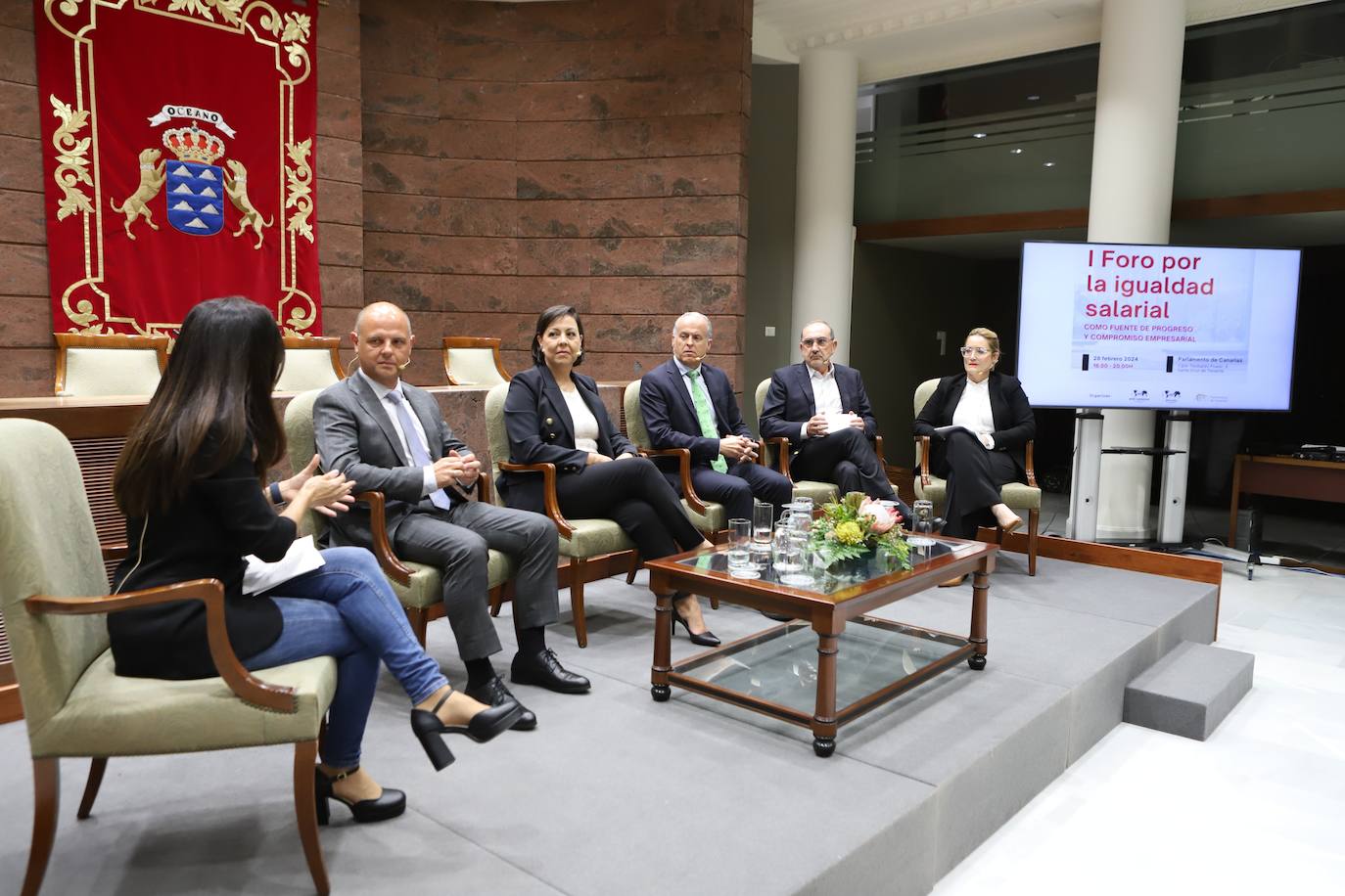 Imagen principal - El Parlamento de Canarias acoge el primer Foro por la Igualdad Salarial