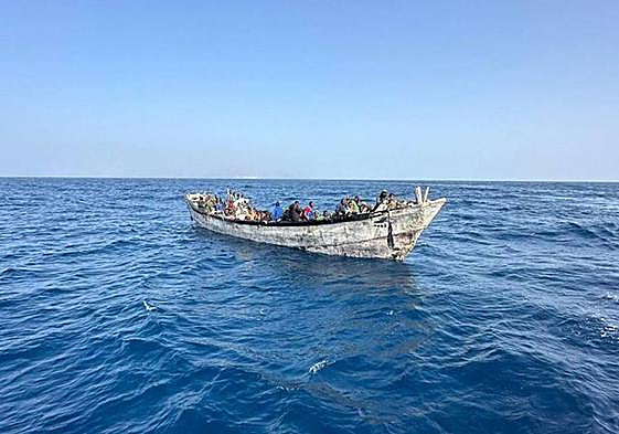 Cayuco al sur de La Restinga.