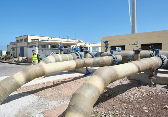 Las tres tuberías que enlazan la planta desaladora del CAAF en Puerto del Rosario con los depósitos de almacenamiento de La Herradura: las dos antiguas que, en algunos tramos tienen hasta 30 de antigüedad, y la nueva.