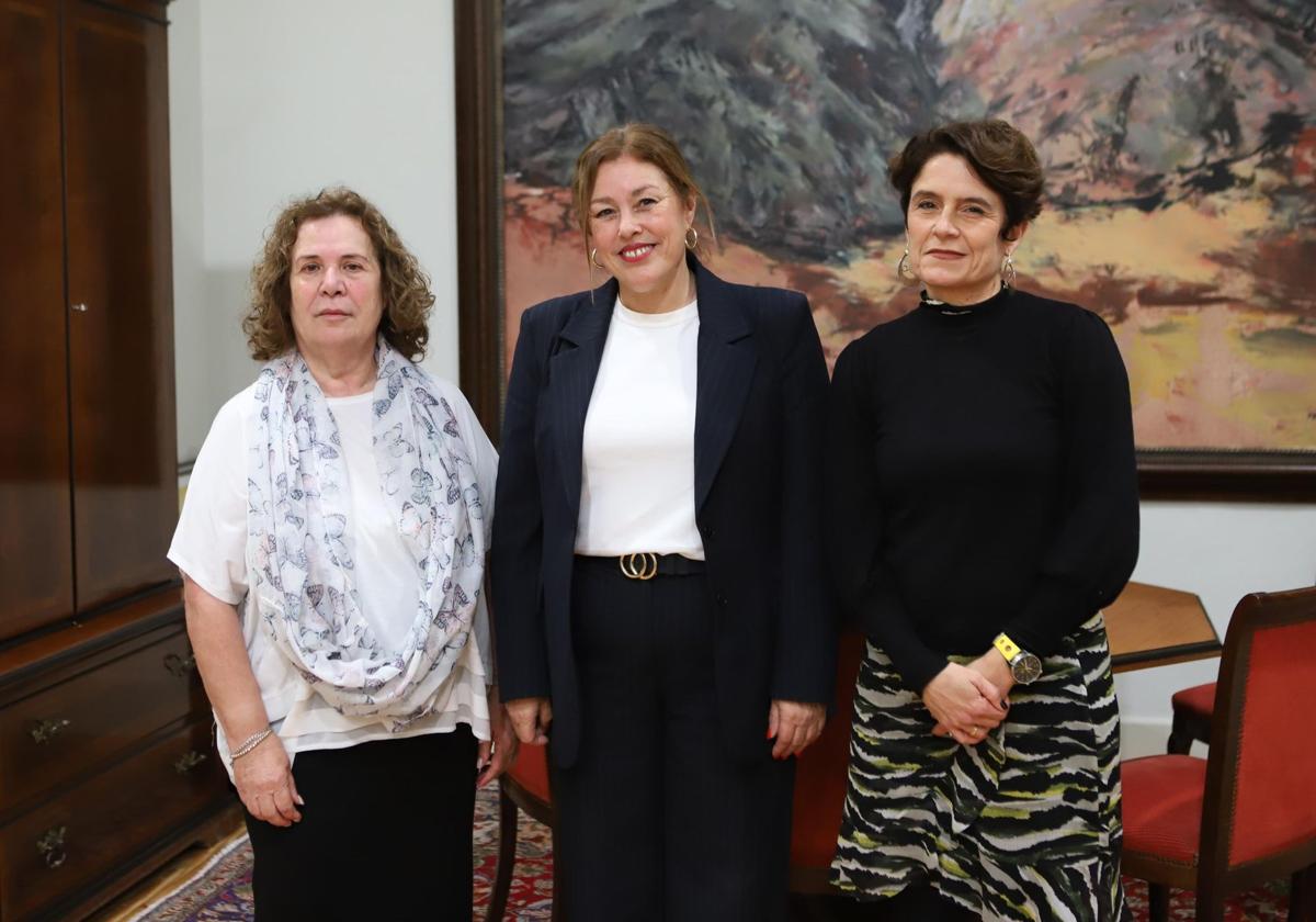 Astrid Pérez (centro), junto a la presidenta de APANATE, María del Carmen de la Rosa Díaz y la gerente, Victoria Gómez.