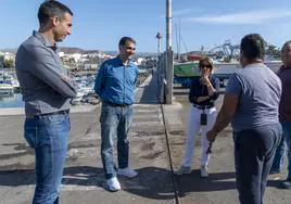 Armiche Ramos y José Gilberto Moreno dialogan con un marinero en presencia de la alcaldesa y del edil de Pesca, Víctor Gutiérrez, a la derecha.