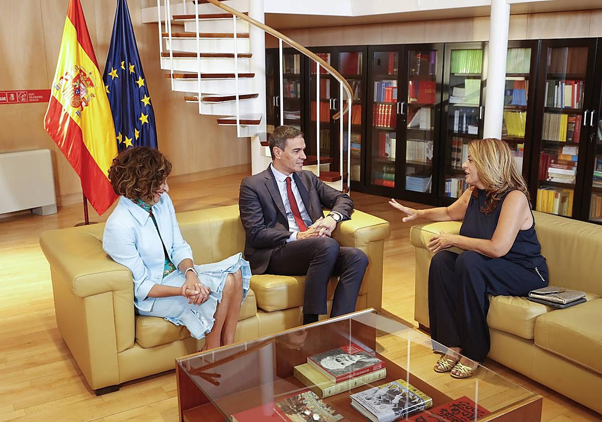 La diputada de CC, Cristina Valido, con Pedro Sánchez y la ministra Montero, durante los contactos previos a la firma del acuerdo de investidura.
