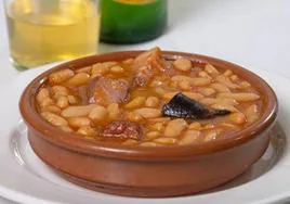 Imagen de un plato de fabada asturiana.