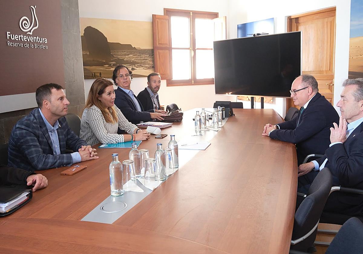 Reunión con Armas en el Cabildo de Fuerteventura.