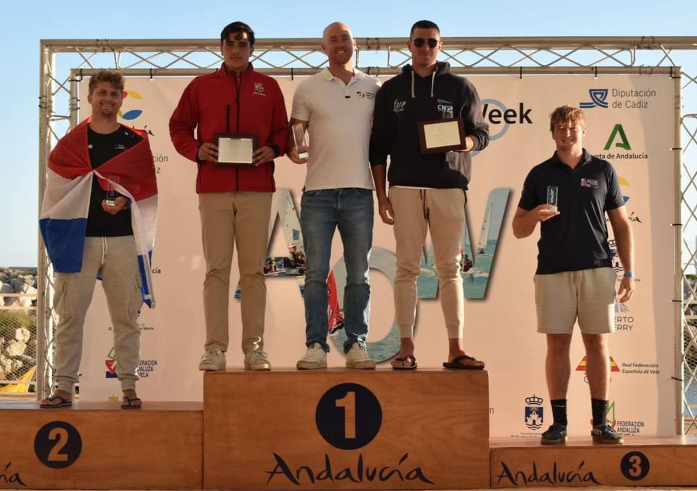 Álvaro Jiménez, de rojo, en lo más alto del podio.