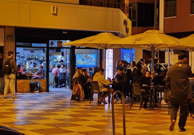 Explican que la terraza imposibilita tener abiertas las ventanas.