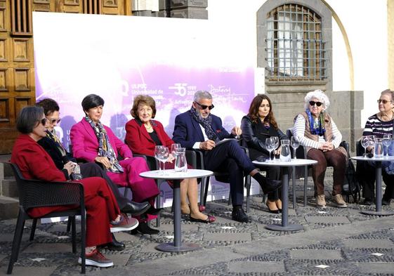 Siete de las once nuevas honoris causa de la ULPGC, ayer, en un acto en el Pueblo Canario junto al rector, Lluís Serra.