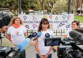 Momento de la rueda de prensa ofrecida por tres representantes de la Red Feminista de Gran Canaria.