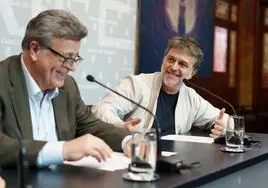 El director de cine Juan Carlos Fresnadillo (derecha) junto al responsable de Cultura del Cabildo de Tenerife, José Carlos Acha.