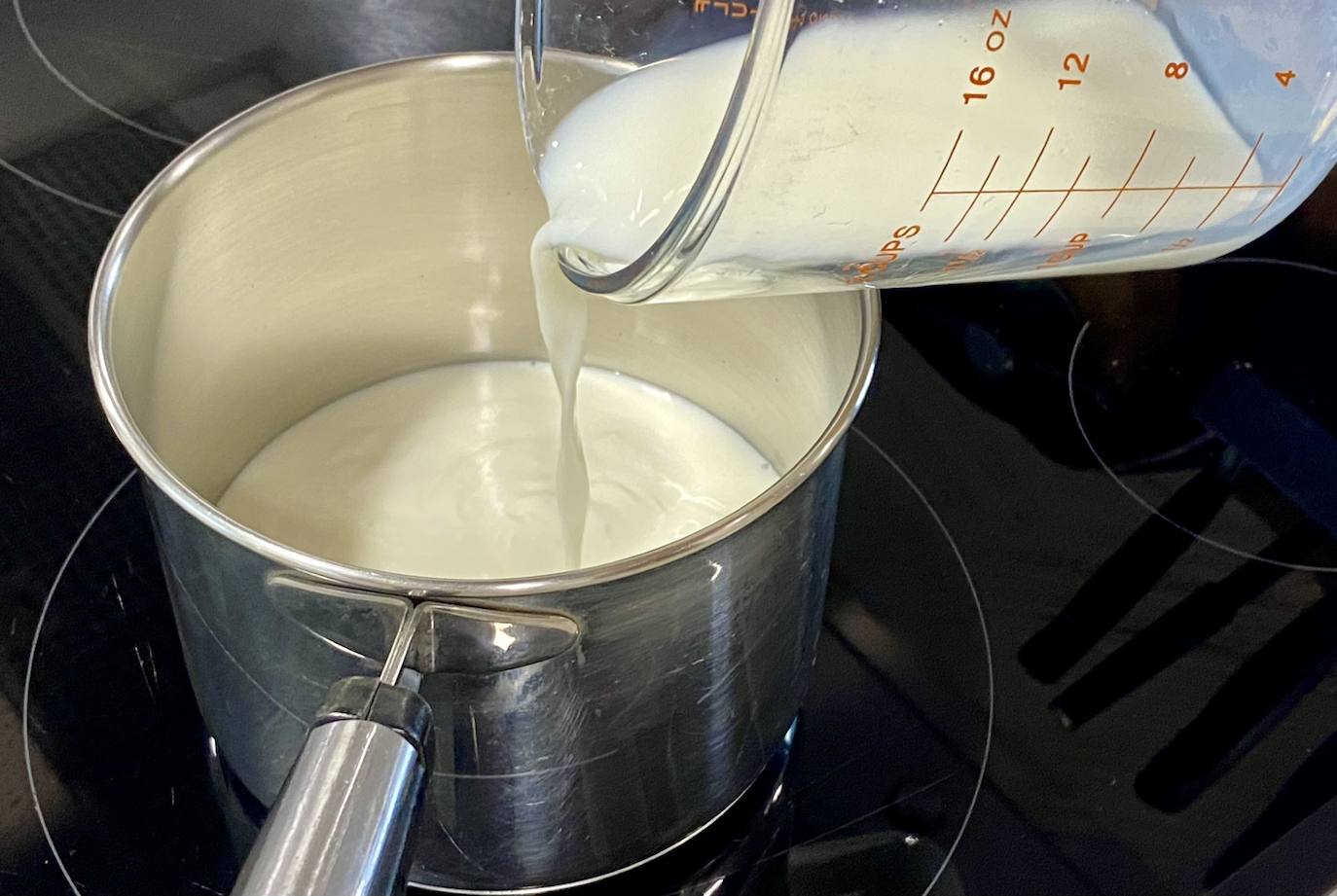 Calentamos la leche y la nata