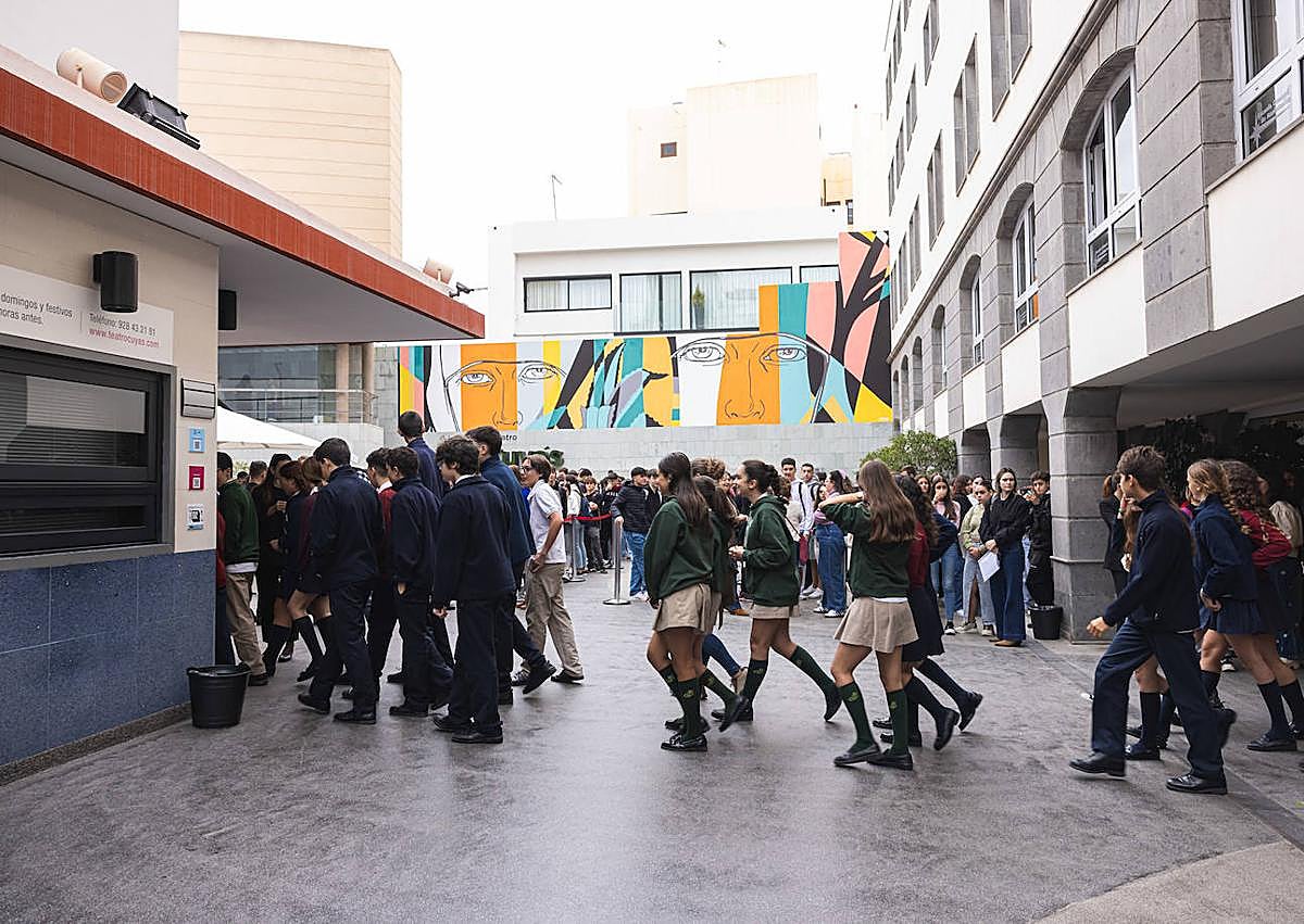 Imagen secundaria 1 - Distintos momentos del pase de este martes, en el Cuyás.