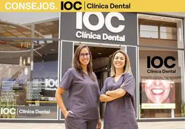 Las Doctoras Sara Peña y Beatriz Delgado, odontólogas especializadas en ortodoncia y ortopedia dentofacial en IOC Clínica Dental, delante de IOC Clínica Dental | C.C. Alisios, en Gran Canaria.