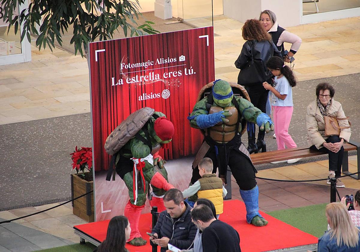 Imagen principal - FotoMagic Alisios teletransporta a niños y mayores a la magia del cine