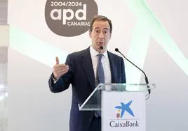 El consejero delegado de CaixaBank, Gonzalo Gortázar, durante su participación en el coloquio organizado por APD Canarias.
