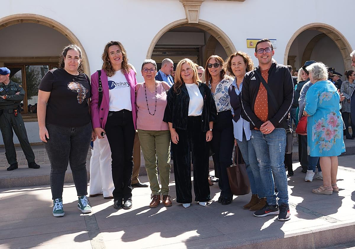 Imagen principal - La felicitación de la madre de la nueva directora insular