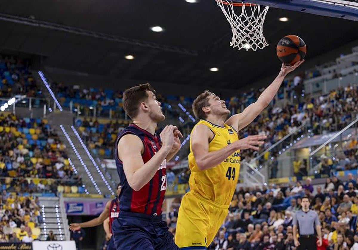 Imagen de archivo de Lammers en una acción ofensiva.