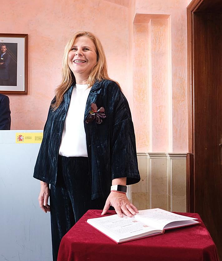 Imagen secundaria 2 - La felicitación de la madre de la nueva directora insular