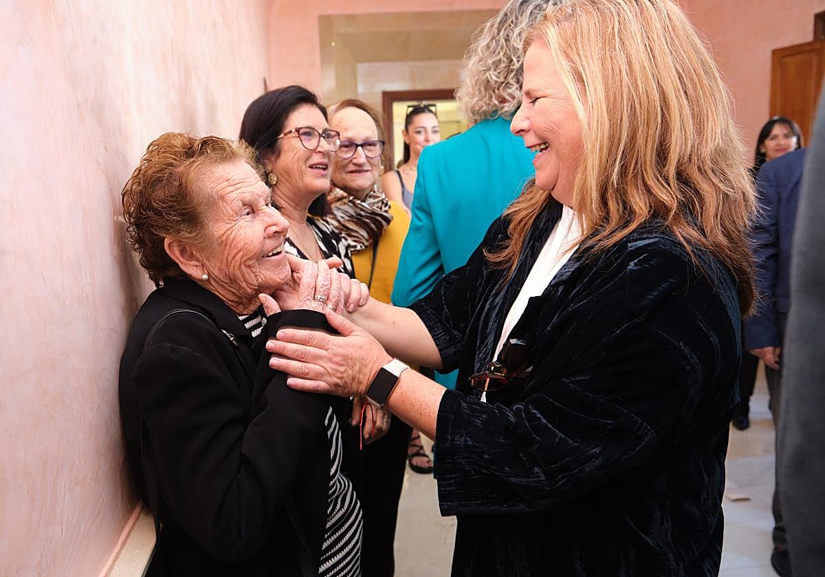 La nueva directora insular de la Administración General del Estado en Fuerteventura recibe la felicitación de su progenitora.