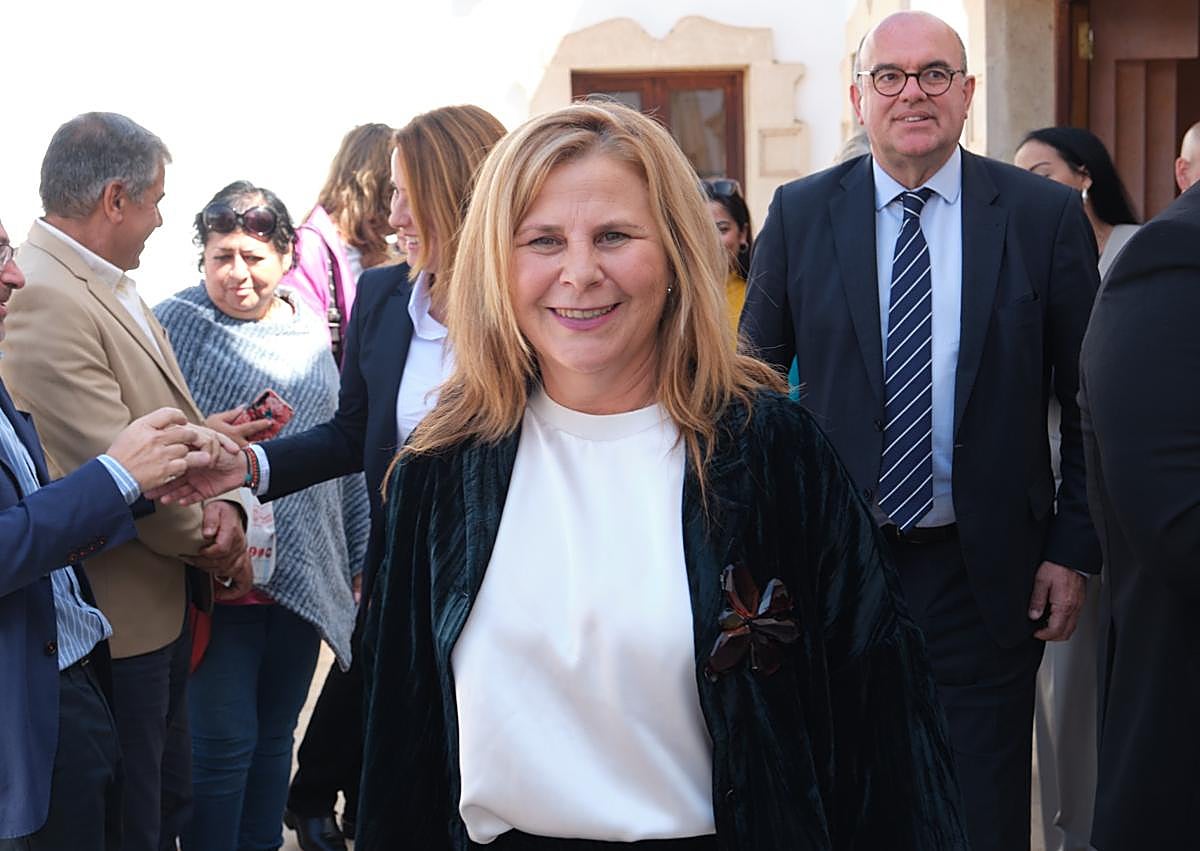 Imagen secundaria 1 - La felicitación de la madre de la nueva directora insular