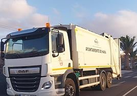 Camión en Haría para la retirada de residuos.