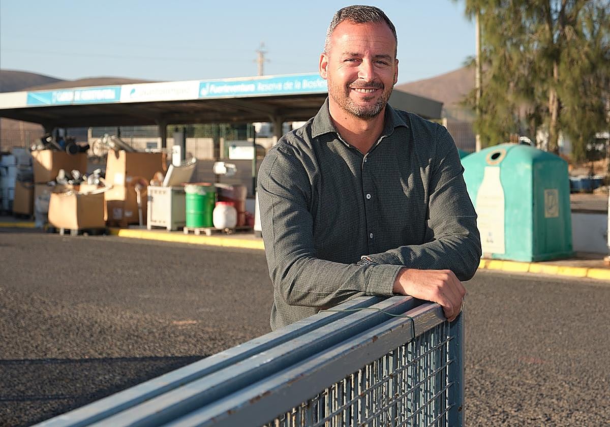 Enrique Pérez, consejero de Residuos, en el punto limpio de Risco Prieto, en Puerto del Rosario.
