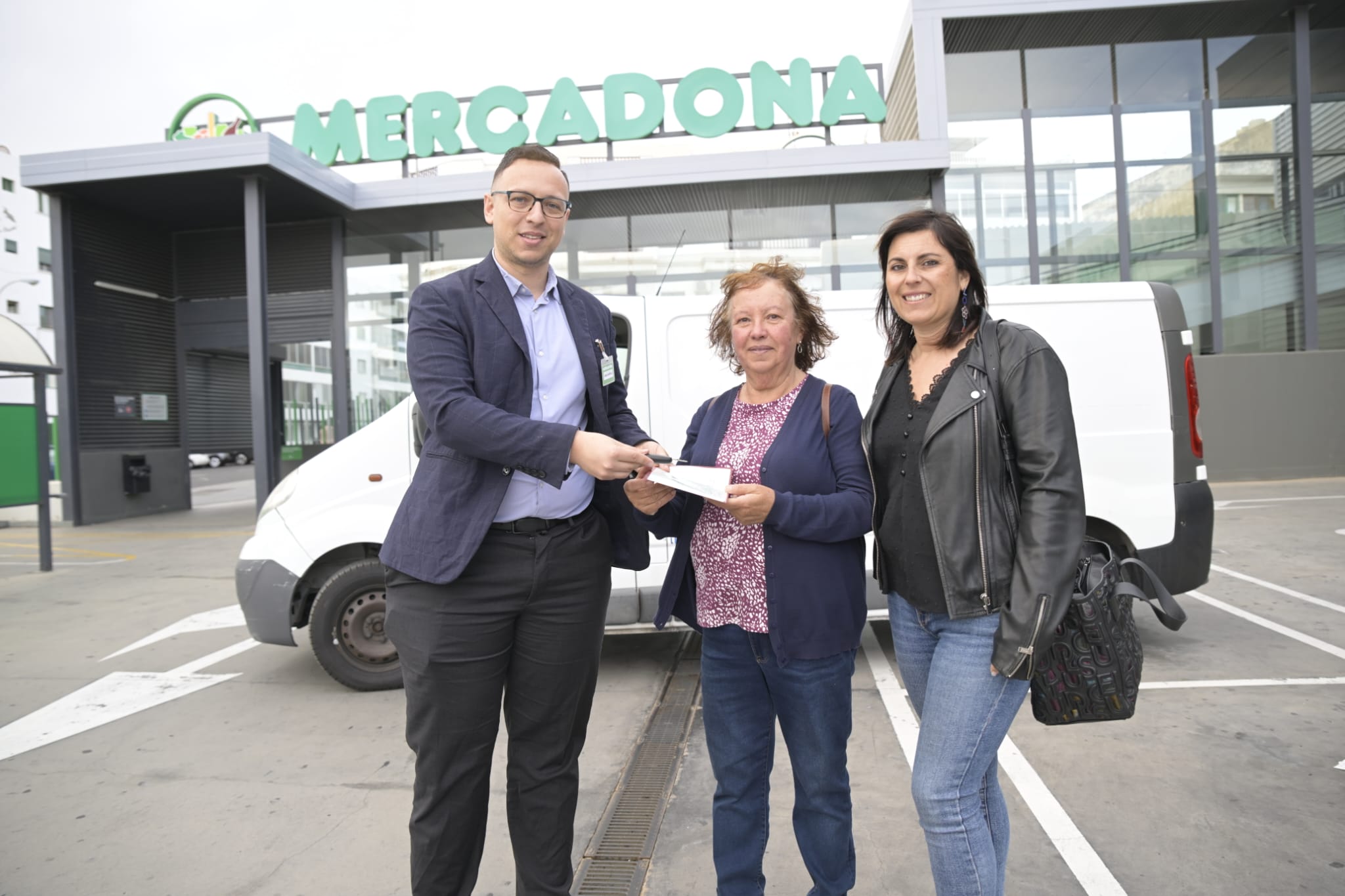 Mercadona entrega un furgón a Flora Acoge