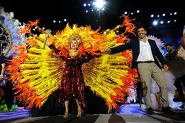 Color y glamur en la gala de la Gran Dama del carnaval de Maspalomas