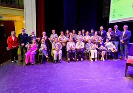 Foto de familia de las 16 homenajeadas por el Ayuntamiento de Gáldar.