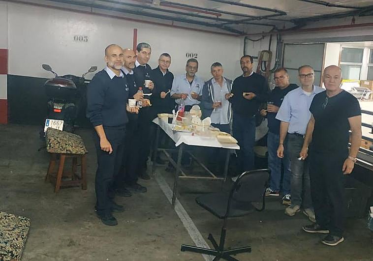 Los trabajadores comen en el interior del aparcamiento.