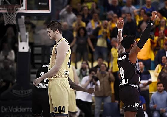 Ben Lammers -izquierda- se lamenta tras fallar el último lanzamiento ante el Besiktas.