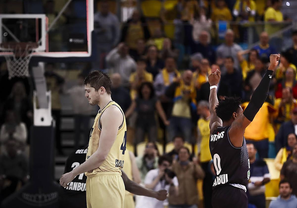 Ben Lammers -izquierda- se lamenta tras fallar el último lanzamiento ante el Besiktas.