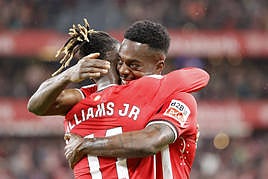 Nico e Iñaki Williams se funden en un abrazo.