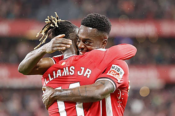 Nico e Iñaki Williams se funden en un abrazo.