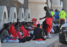 Grupo de migrantes en el puerto de La Restinga, en El Hierro.