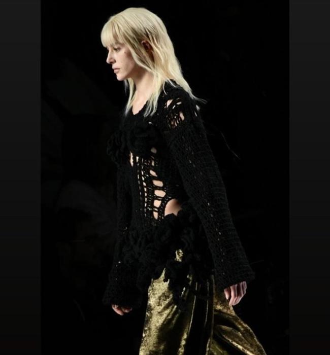 El diseño en negro de crochet con un añadido de macramé, en la pasarela de Madrid.