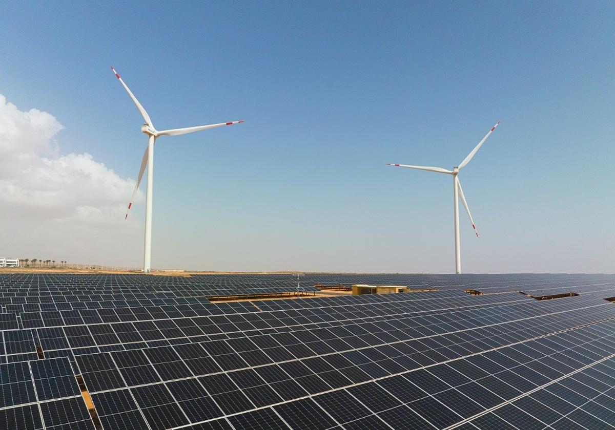 Los dos parques de Naturgy localizados en las cercanías de la capital majorera, juntos: las placas fotovoltaicas; y dos de los ochos aerogeneradores del proyecto eólico Puerto del Rosario.