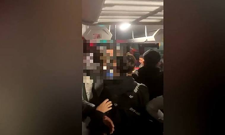 Imagen de la pelea que tuvo lugar la semana pasada en una de las guaguas dirección al albergue de La Santa, en Lanzarote.