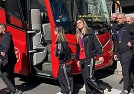 Imagen de Misa Rodríguez bajándose de la guagua.