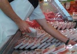 Carne fresca local a la venta en un negocio de Arrecife.