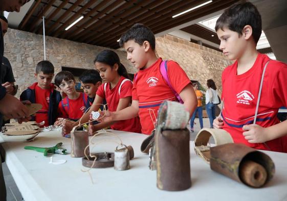 Imagen de un grupo de niños y niñas participantes en el taller organizado por la Feria del Queso.