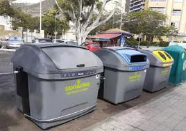 Imagen de varios contentedores de basura en Santa Cruz de Tenerife
