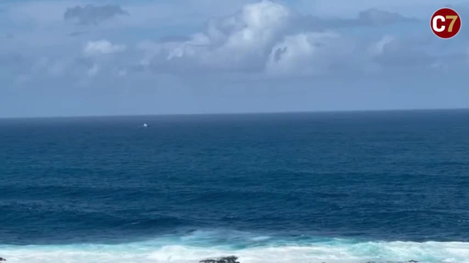 Buscan a los dos menores engullidos por el mar en El Confital